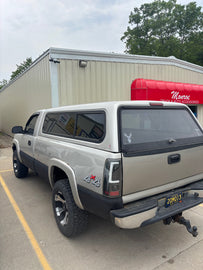 Used Chevy Silverado 1999-2006 8' long bed used topper LOCATION: B-3-2 CODE: CNMM0000