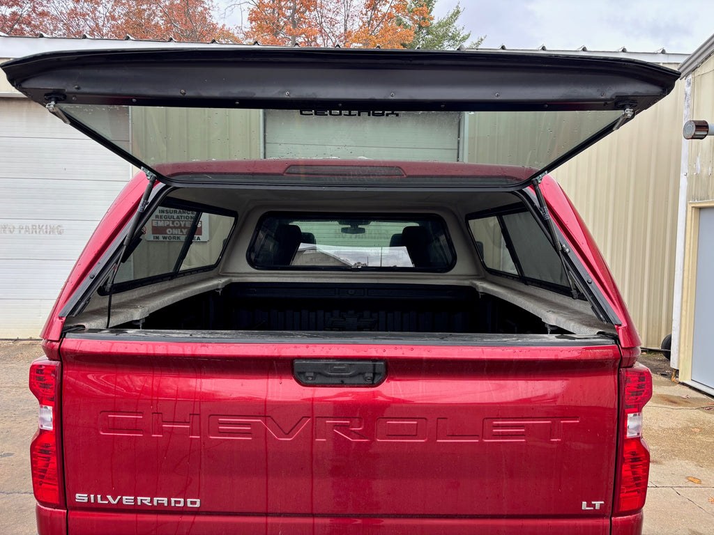 Used Chevrolet Silverado 2500/3500HD 2020-2025 Crew 6.5' short bed truck topper Red LOCATION: N-3-1 CODE: cnmm006
